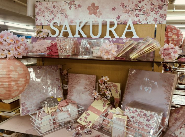 18年キャンドゥのひな祭りグッズ 春の桜商品 100均の季節商品で可愛くお雛様を飾ろう 百均で簡単に立派な雛人形が手作りできます ゆらり ふわり Hokkaido Life